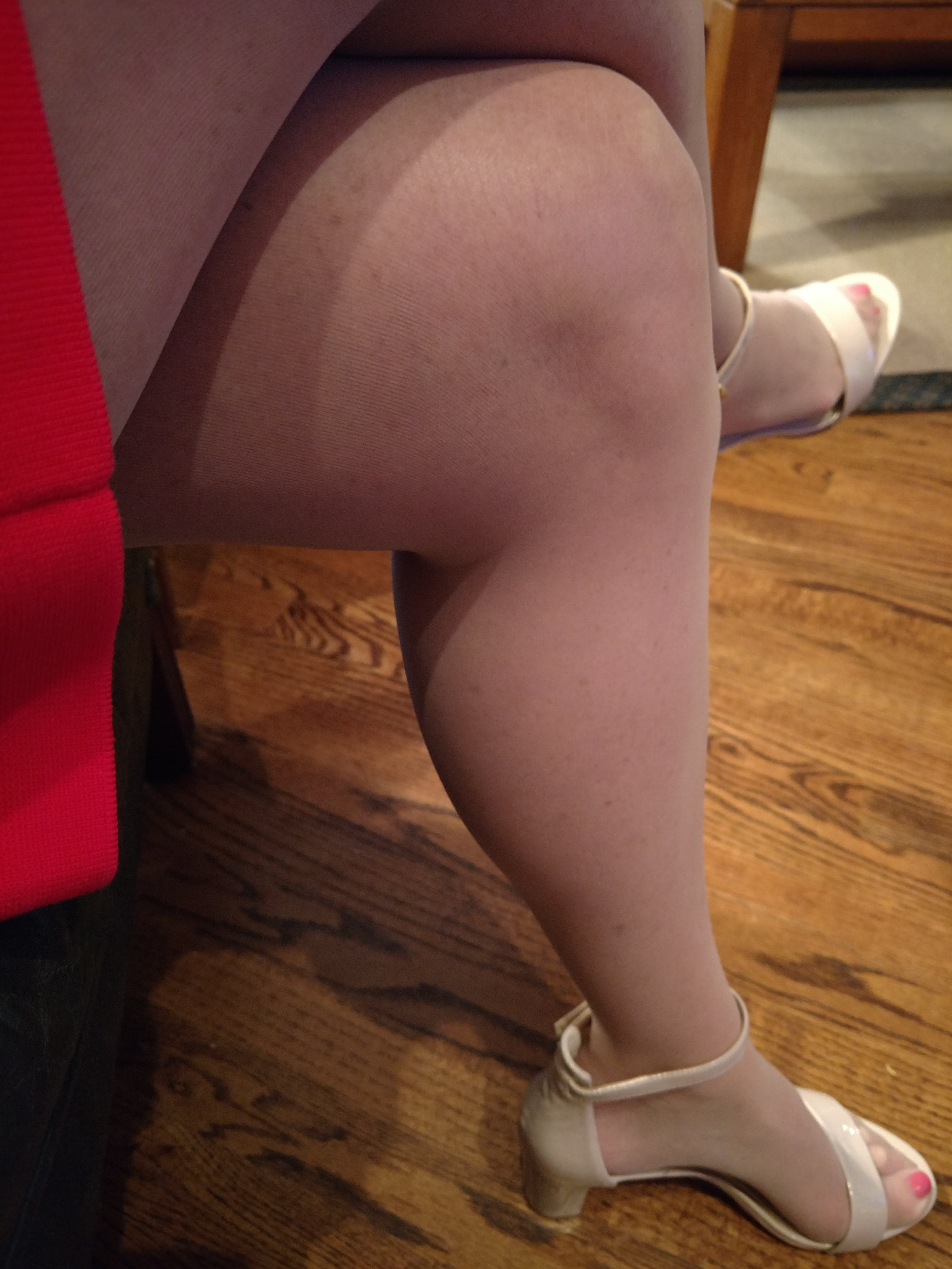 Is wearing open-toed shoes with tights okay? – Hipstik Legwear